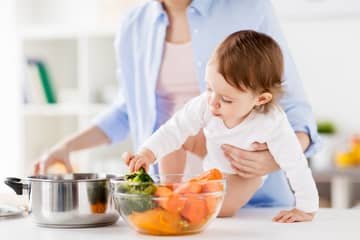 Čo nejesť počas dojčenia – sú vhodné mak, zázvor, bryndza či čokoláda počas kojenia?