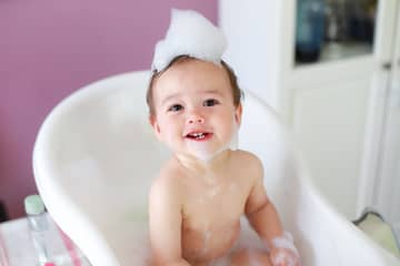 Kúpanie bábätka. Ako kúpať novorodenca vo vaničke – ako často, teplota vody a správne držanie