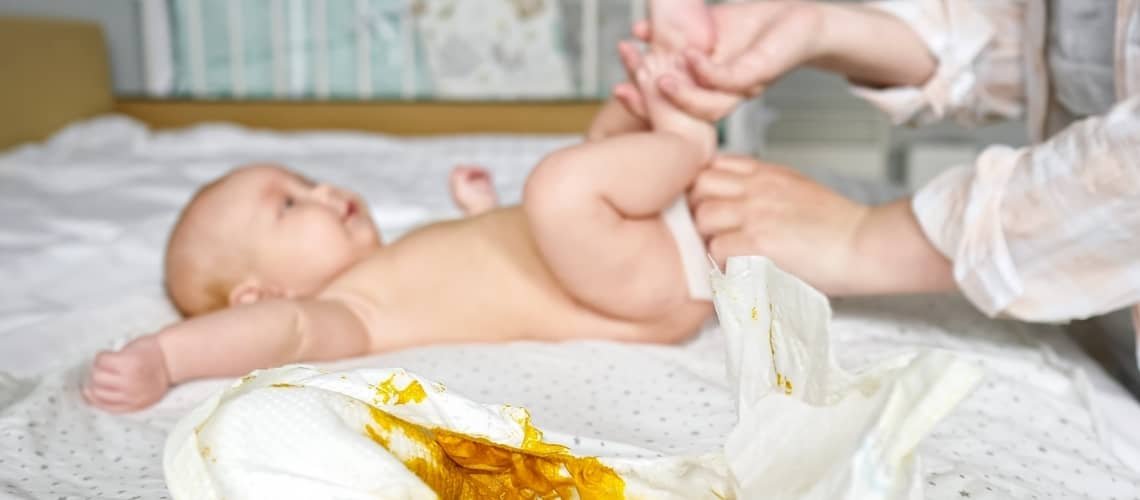 Ako často má kakať bábätko na umelom mlieku?