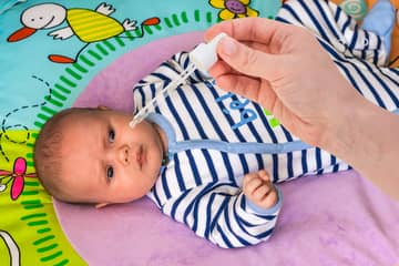 Ako dať bábätku kvapky do očí?