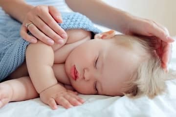 Ako naučiť dieťa zaspávať samé?
