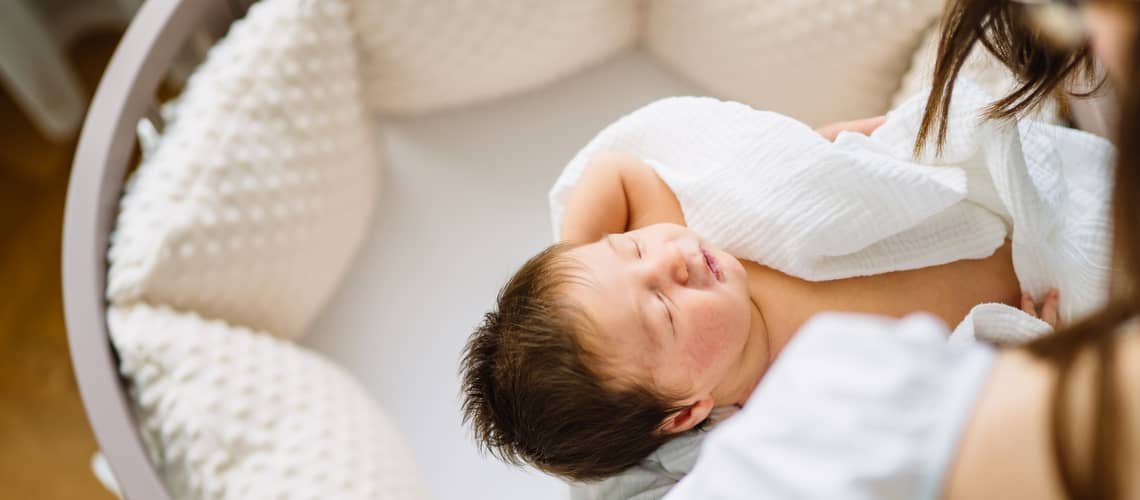 Ako ukladať novorodenca do postieľky?