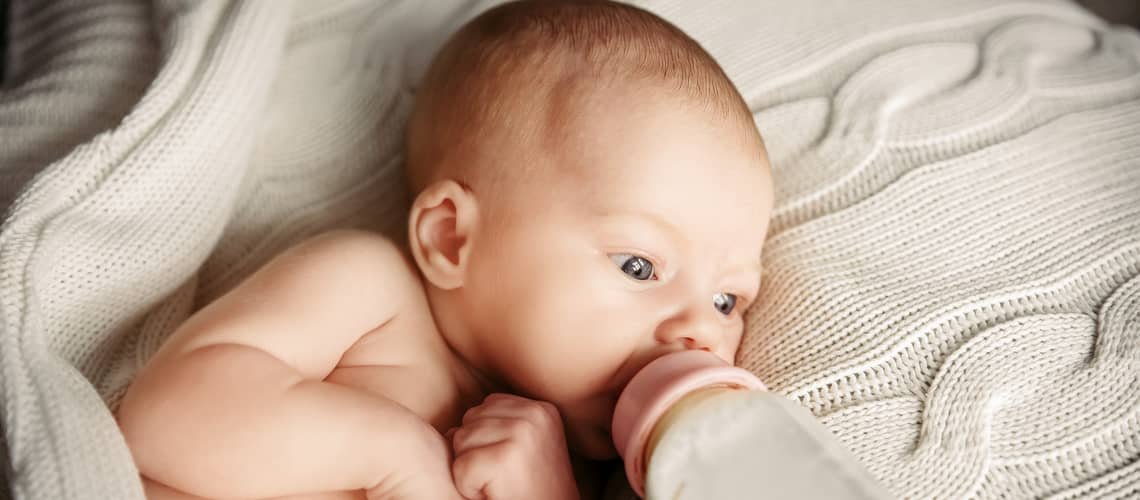 Ako zistím, že bábätku nesedí umelé mlieko?