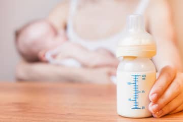Ako zistím, že bábätku nestačí materské mlieko?