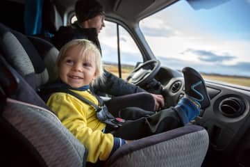 Kedy môže dieťa sedieť vpredu v aute?