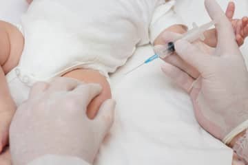Prvé očkovanie bábätka – skúsenosti, reakcie (teplota, opuch, začervenanie)