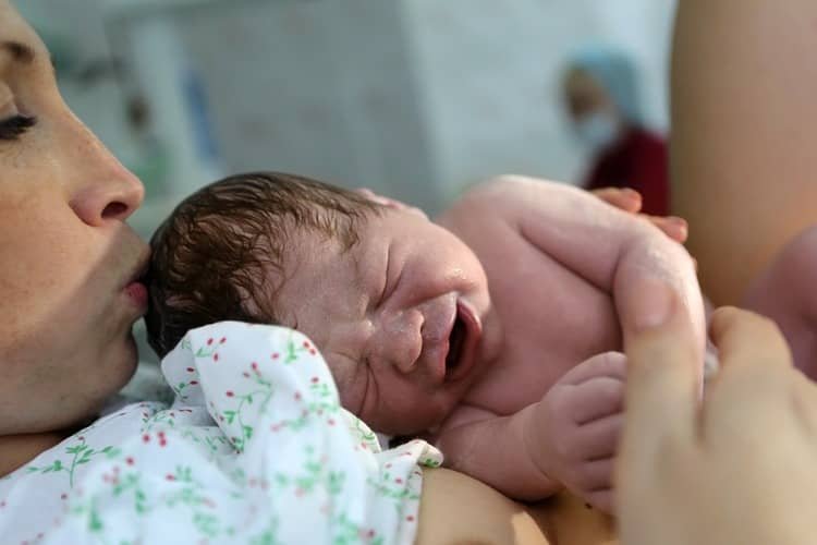 Výhody bondingu pre novorodenca a matku