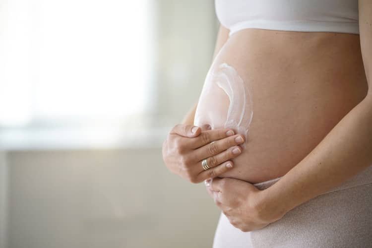 Čo na strie v tehotenstve – olej alebo krém?
