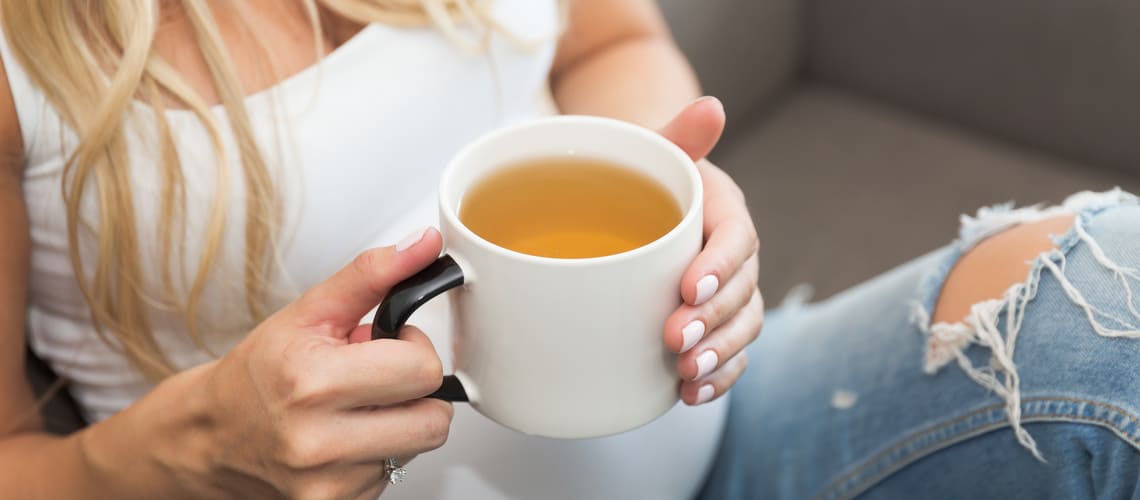 Existuje čaj na vyvolanie potratu?