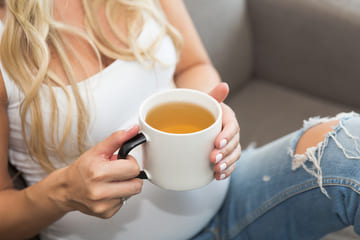 Existuje čaj na vyvolanie potratu?