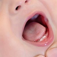 Dieťa s rastúcimi zubami