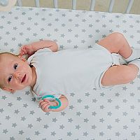 2-mesačné bábätko v postieľke