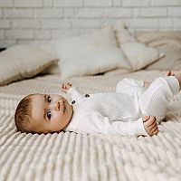 4-mesačné bábätko v posteli
