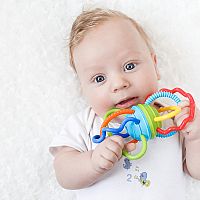 4-mesačné bábätko s hračkou