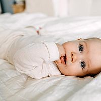 5-mesačné bábätko v posteli