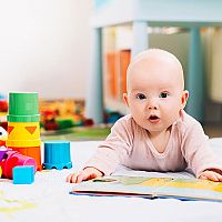 6-mesačné bábätko s knihou
