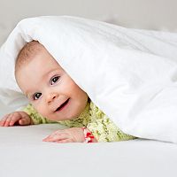 6-mesačné bábätko v posteli
