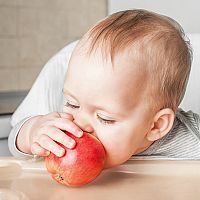 11-mesačné bábätko s jablkom
