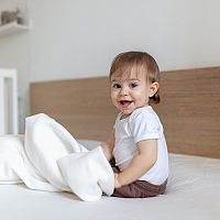 12-mesačné bábätko v posteli