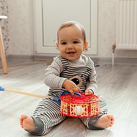 12-mesačné bábätko s hračkou